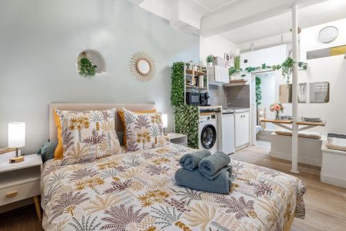a bedroom with a bed and a kitchen at Nice Renting - GUILLAUMONT - Cozy Studio Beach Picasso Museum Local Market in Antibes