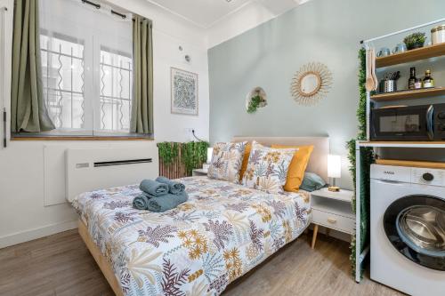 a bedroom with a bed and a washing machine at Nice Renting - GUILLAUMONT - Cozy Studio Beach Picasso Museum Local Market in Antibes