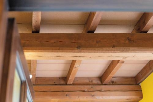 a close up of a wooden ceiling in a room at Fattoria Delle Vignole in Sommariva Perno