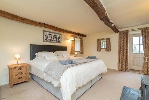 ペンリンダイドライスにあるRhiwgochの大きなベッドと窓のある寝室