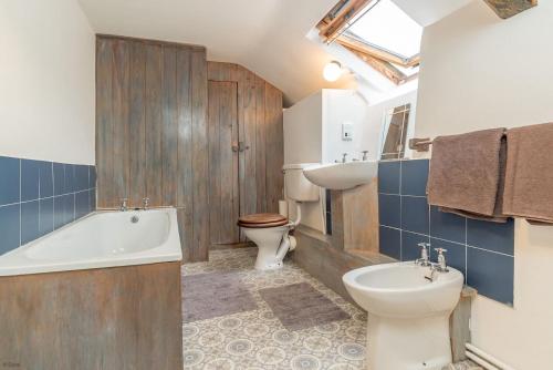 ペンリンダイドライスにあるRhiwgochの浴槽、トイレ、洗面台を備えたバスルーム