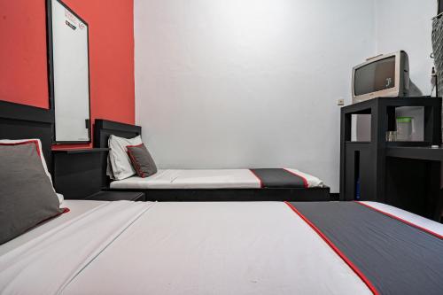 Ein Bett oder Betten in einem Zimmer der Unterkunft Dancenter Tasikmalaya Formerly Hotel Abadi