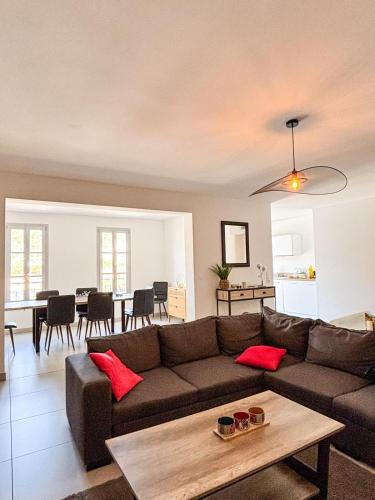 un salon avec un canapé et une table dans l'établissement Magnifique T3 les hauts du port Bonifacio, à Bonifacio