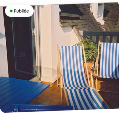 deux chaises et une table sur un balcon dans l'établissement Charmant duplex centre ville Deauville, à Deauville