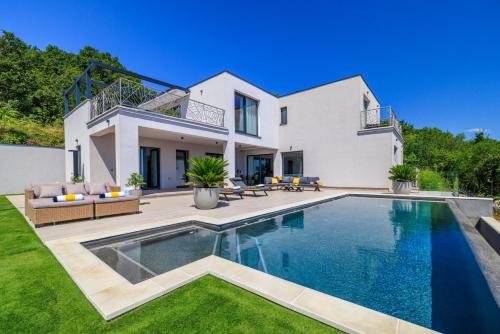 Villa Levant for 10 people near Opatija with jacuzzi & sea view