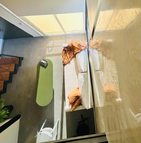 a room with a pile of clothes on a wall at LOFTIER COSTANERA Depto 402 in Posadas