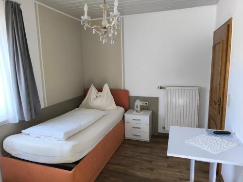 Postel nebo postele na pokoji v ubytování Gasthof Waldhof