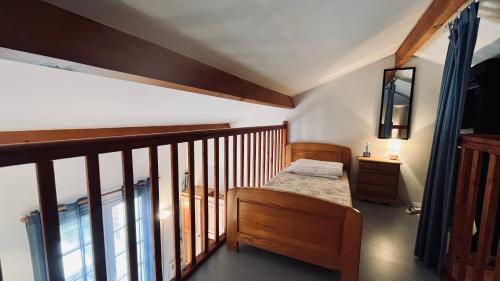 une chambre avec un lit et un balcon dans l'établissement Le Marin des Vertmarines, à Saint-Jean-de-Monts
