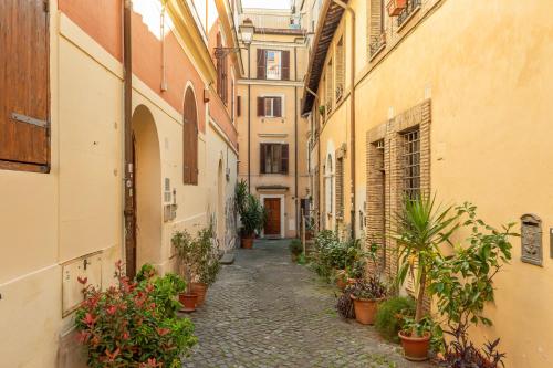 Entire Building with 4 Apartments near the Colosseum