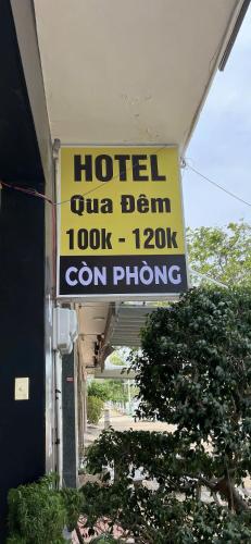 a hotel gin beam sign hanging from a building at Khách Sạn Thảo Sơn in Thôn Mỹ Phước