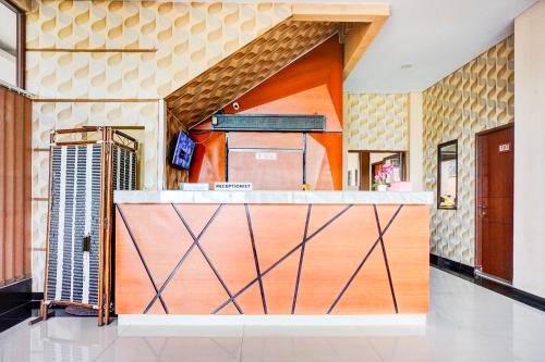 a kitchen with an orange and brown wall at Dancenter Sean'S Residence Mansyur Near Universitas Sumatra Utara USU in Polonia Airport