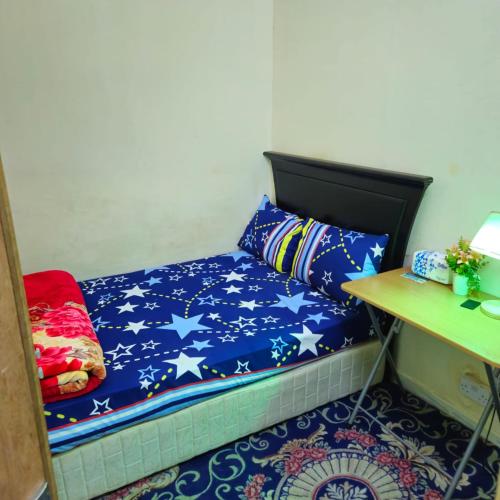 una pequeña habitación con una cama con estrellas. en SMD-Comfydees Apartment, en Abu Dabi