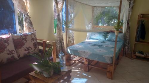 una camera da letto con un letto, una sedia e una finestra di Mount Zion Guest House, Mtwapa Mtomondoni a Mombasa