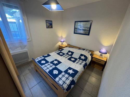 - une chambre avec un lit doté d'une couette bleue et blanche dans l'établissement Appartement T2 avec Parking et Animaux admis, Capacité 4, Cap d'Agde - FR-1-749-83, au Cap d'Agde