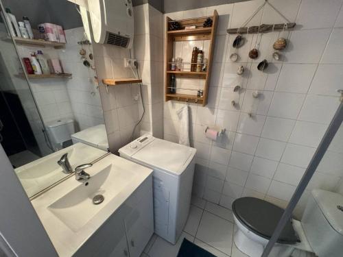 une petite salle de bain avec un lavabo et des toilettes dans l'établissement Studio cabine avec terrasse et parking au Cap d'Agde - FR-1-749-95, au Cap d'Agde