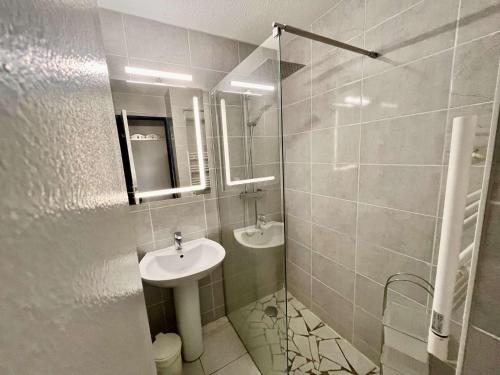 une salle de bain avec un lavabo et un miroir dans l'établissement Appartement avec Piscine et Terrasse à 300m de la Plage - FR-1-226B-47, à La Croix-Valmer