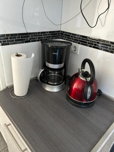 a coffee maker and a tea kettle on a kitchen counter at Wohnung mit Stellplatz, WLAN, Netflix in Krefeld