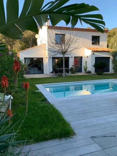 une villa avec piscine devant une maison dans l'établissement Bright Villa On Forest Edge In Cavalaire, à Cavalaire-sur-Mer