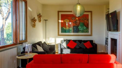 Ruang duduk di Modern Villa With View In Marche Hills