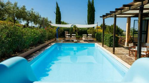 Kolam renang di atau dekat dengan Modern Villa With View In Marche Hills