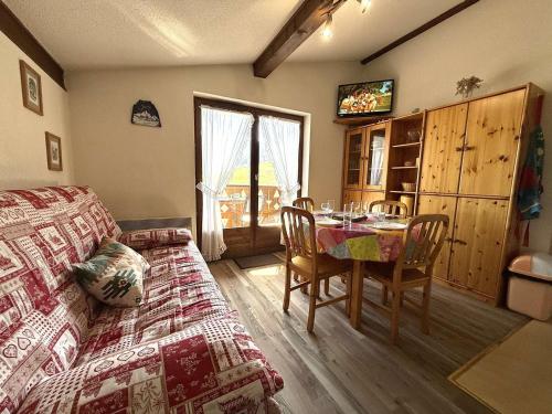 Appartement skis aux pieds avec balcon, parking et casier à ski à Praz-sur-Arly - FR-1-603-54