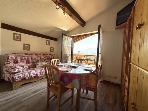 une chambre avec une table et une chambre avec un lit dans l'établissement Appartement skis aux pieds avec balcon, parking et casier à ski à Praz-sur-Arly - FR-1-603-54, à Praz-sur-Arly