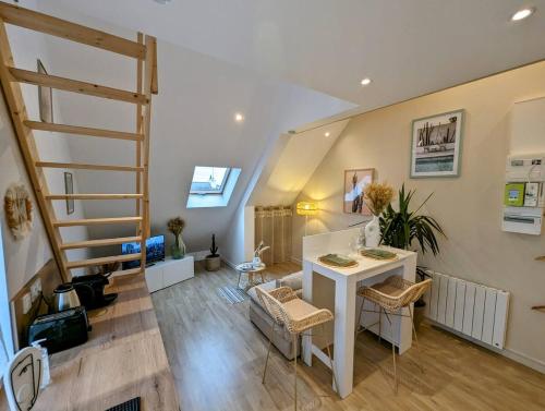 une chambre avec un lavabo et un escalier dans une maison dans l'établissement Ibiza- l'escapade a saint Brieuc, à Saint-Brieuc