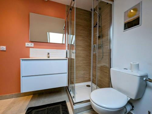 une salle de bain avec toilettes et douche dans l'établissement Le Marrakech, à Saint-Brieuc