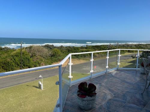 a balcony with a view of the ocean at Benri B&B & Self-Catering in Gonubie