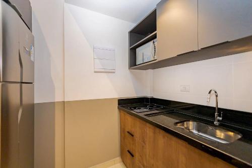 Dapur atau dapur kecil di Prédio novo próximo ao parque Barigui com coworking e lavanderia