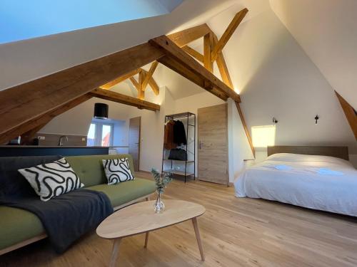 une chambre avec un lit, un canapé et une table dans l'établissement Appartement Moderne et Spacieux, à 10 min de la Gare, à Colmar