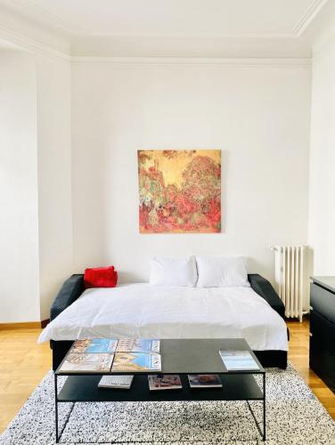 - une chambre avec un lit et une table basse dans l'établissement Cocon Urbain lumineux et hyper central pour 1 à 4 personnes, à Marseille