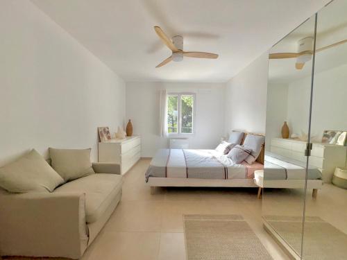 un salon avec un lit et un canapé dans l'établissement Villa style bastide provençale, piscine, jardin et parkings, au Muy