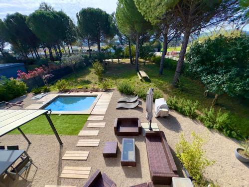une vue aérienne d'une piscine dans un jardin dans l'établissement Villa style bastide provençale, piscine, jardin et parkings, au Muy