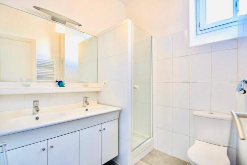 une salle de bain blanche avec un lavabo et des toilettes dans l'établissement Cocon Urbain lumineux et hyper central pour 1 à 4 personnes, à Marseille