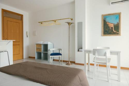 a white room with a table and two chairs at FAVILLA - Lanciano Studios & Apartments in Lanciano