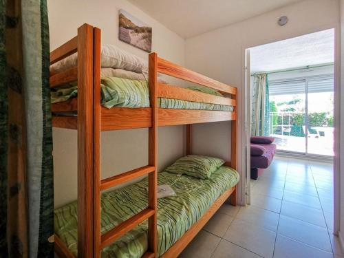 deux lits superposés dans une chambre avec fenêtre dans l'établissement Studio Calme au Lavandou, 500m Plage, Piscine, Parking, Clim, Terrasse Privative, 4 Couchages - FR-1-803-7, au Lavandou
