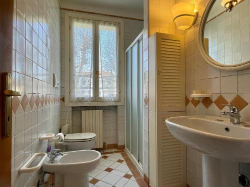 リミニにあるGrande villa al mare - Casa Goldoniの洗面台、トイレ、鏡のあるバスルーム