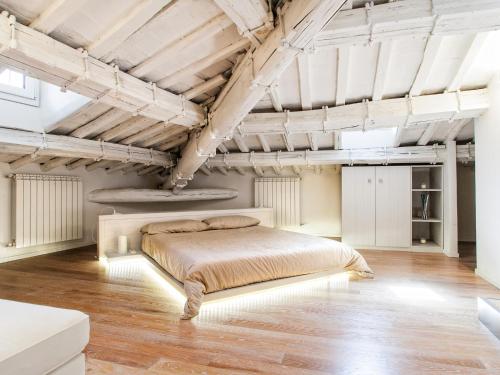 Llit o llits en una habitació de Spanish Steps Luxury Penthouse