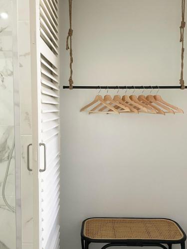 una stanza con una panca e un lampadario di Casa Idalia Boutique Hotel a Comporta