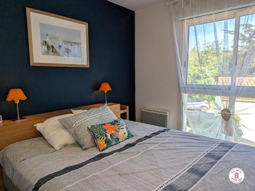 une chambre avec un grand lit avec une fenêtre dans l'établissement Picolla Caletta, à Les Sables-dʼOlonne