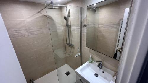une salle de bain avec douche et lavabo dans l'établissement Le Candie T3 Bord de Mer Piscine et Parking, à Canet