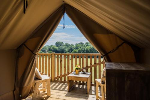 Photo de la galerie de l'établissement Glamping Lodge Domaine Bonneblond, à Saint-Désiré