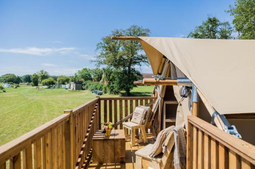 Photo de la galerie de l'établissement Glamping Lodge Domaine Bonneblond, à Saint-Désiré