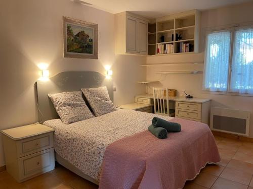 une chambre avec un lit avec une couverture rose dans l'établissement Villa Nicole avec piscine & jardin privés, parking dans le cœur du Luberon, proche Gordes, Roussillon, Goult, Bonnieux, à Oppède