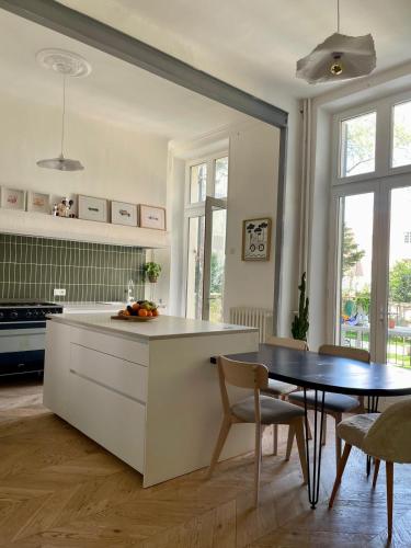 une cuisine avec une table et une salle à manger dans l'établissement Maison Hortense Carcassonne, à Carcassonne