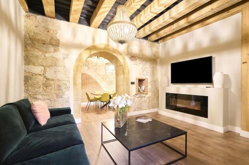 Una sala de estar con un sofá y una chimenea. en Apartamentos propia Plaza Mayor collection Luxury, en Salamanca