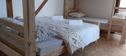 Postel nebo postele na pokoji v ubytování Bosnian Pyramid Glamping