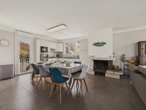 a kitchen and dining room with a table and chairs at À 150m de la mer, maison pour 4 - Piriac-sur-Mer in Piriac-sur-Mer