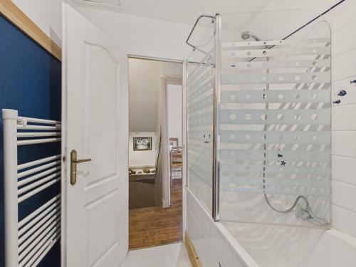 une salle de bain avec douche et porte vitrée dans l'établissement Charmante maison en pierre pour 6 - Valojoulx, à Castang